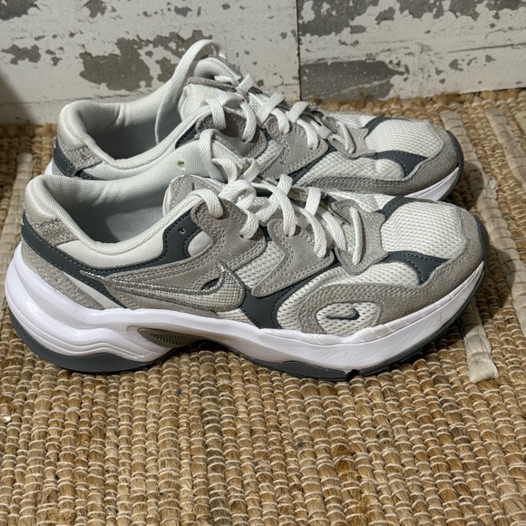 Nike Women's Gray and White Sneakers - Picture 5 of 9